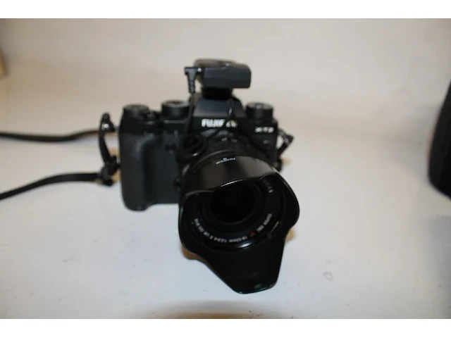 Digitale fotocamera fujifilm x-t3 met twee lenzen en twee accu's en lader in cameratas - afbeelding 2 van  7