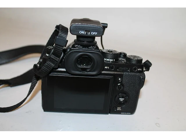 Digitale fotocamera fujifilm x-t3 met twee lenzen en twee accu's en lader in cameratas - afbeelding 3 van  7