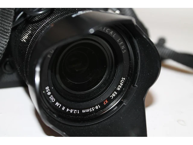 Digitale fotocamera fujifilm x-t3 met twee lenzen en twee accu's en lader in cameratas - afbeelding 4 van  7