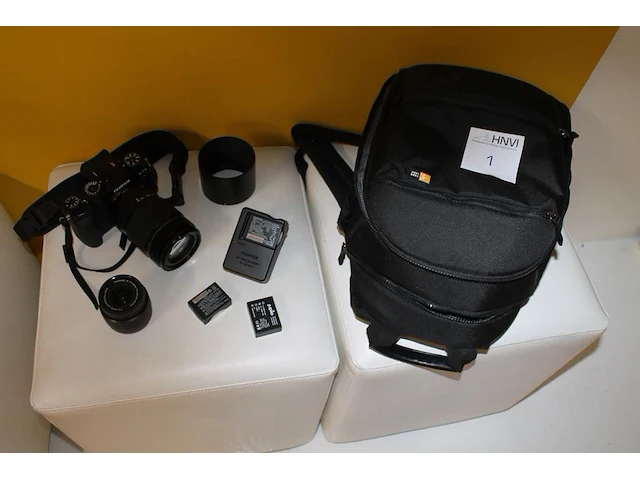 Digitale fotocamera fujifilm x-t3 met twee lenzen, twee laders en accessoires in tas - afbeelding 4 van  7