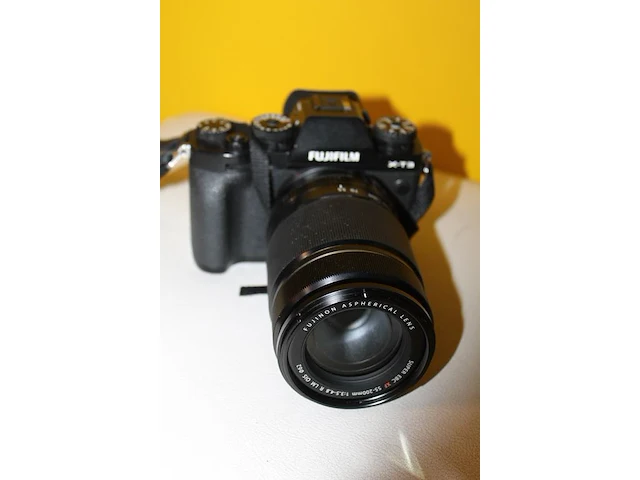Digitale fotocamera fujifilm x-t3 met twee lenzen, twee laders en accessoires in tas - afbeelding 5 van  7