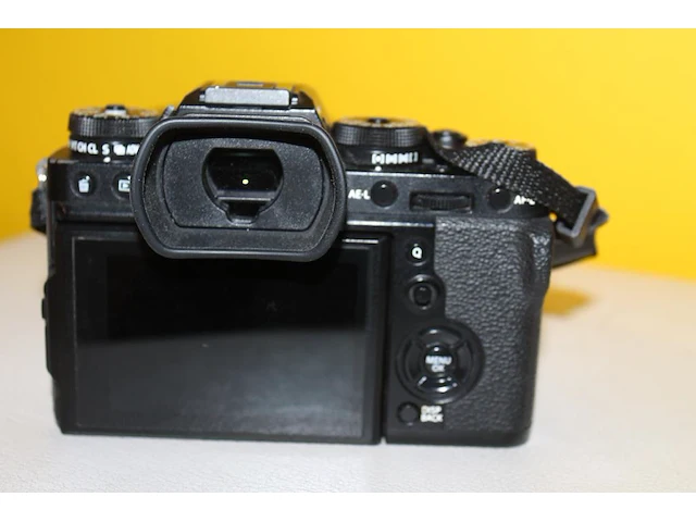 Digitale fotocamera fujifilm x-t3 met twee lenzen, twee laders en accessoires in tas - afbeelding 6 van  7