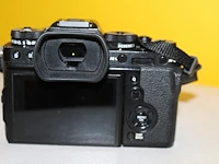 Digitale fotocamera fujifilm x-t3 met twee lenzen, twee laders en accessoires in tas - afbeelding 6 van  7