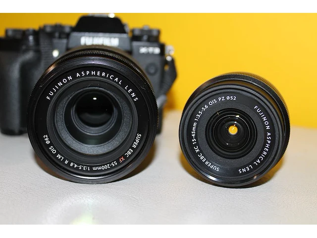 Digitale fotocamera fujifilm x-t3 met twee lenzen, twee laders en accessoires in tas - afbeelding 7 van  7