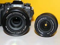 Digitale fotocamera fujifilm x-t3 met twee lenzen, twee laders en accessoires in tas - afbeelding 7 van  7