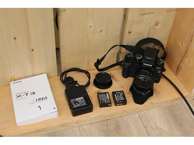 Digitale fotocamera fujifilm x-t3 met xf 18-55 mm f2.8-4 r lm ois met drie accu's en lader. - afbeelding 1 van  4