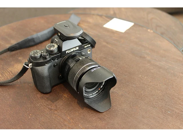 Digitale fotocamera fujifilm x-t3 met xf 18-55 mm f2.8-4 r lm ois met drie accu's en lader. - afbeelding 2 van  4
