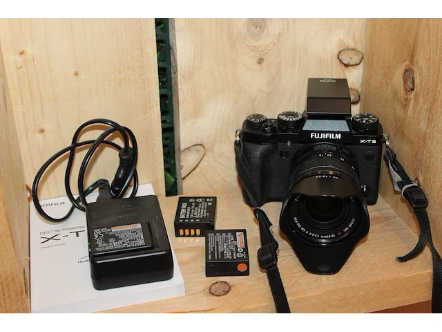 Digitale fotocamera fujifilm x-t3 met xf 18-55 mm f2.8-4 r lm ois met drie accu's en lader. - afbeelding 1 van  3