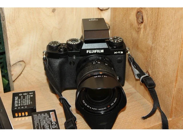Digitale fotocamera fujifilm x-t3 met xf 18-55 mm f2.8-4 r lm ois met drie accu's en lader. - afbeelding 2 van  3