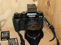 Digitale fotocamera fujifilm x-t3 met xf 18-55 mm f2.8-4 r lm ois met drie accu's en lader. - afbeelding 2 van  3