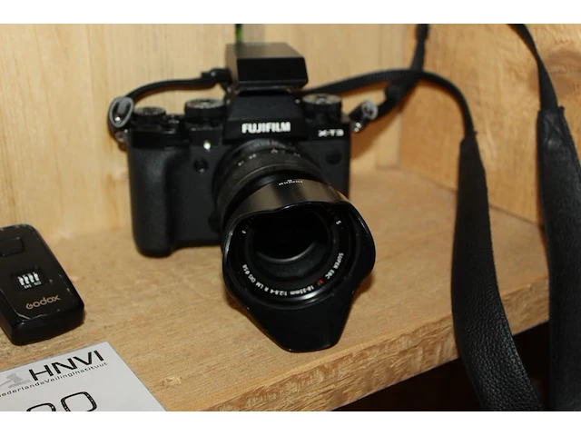 Digitale fotocamera fujifilm x-t3 met xf 18-55 mm f2.8-4 r lm ois met drie accu's en lader. - afbeelding 2 van  4