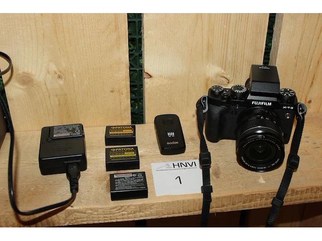 Digitale fotocamera fujifilm x-t3 met xf 18-55 mm f2.8-4 r lm ois met vier accu's en lader. - afbeelding 1 van  4