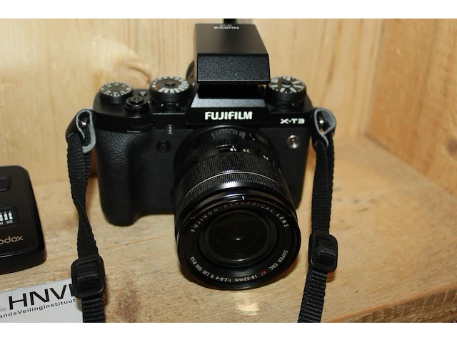 Digitale fotocamera fujifilm x-t3 met xf 18-55 mm f2.8-4 r lm ois met vier accu's en lader. - afbeelding 2 van  4
