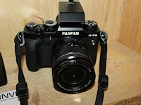 Digitale fotocamera fujifilm x-t3 met xf 18-55 mm f2.8-4 r lm ois met vier accu's en lader. - afbeelding 2 van  4