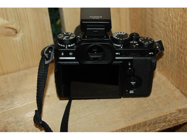 Digitale fotocamera fujifilm x-t3 met xf 18-55 mm f2.8-4 r lm ois met vier accu's en lader. - afbeelding 3 van  4