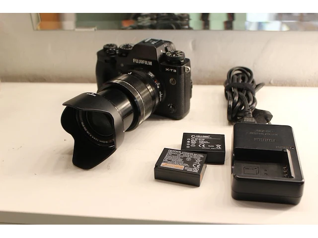 Digitale fotocamera fujifilm x-t3 met xf 18-55mm f2.8-4 r lm ois met twee accu's en lader. - afbeelding 1 van  5