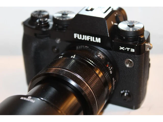 Digitale fotocamera fujifilm x-t3 met xf 18-55mm f2.8-4 r lm ois met twee accu's en lader. - afbeelding 2 van  5