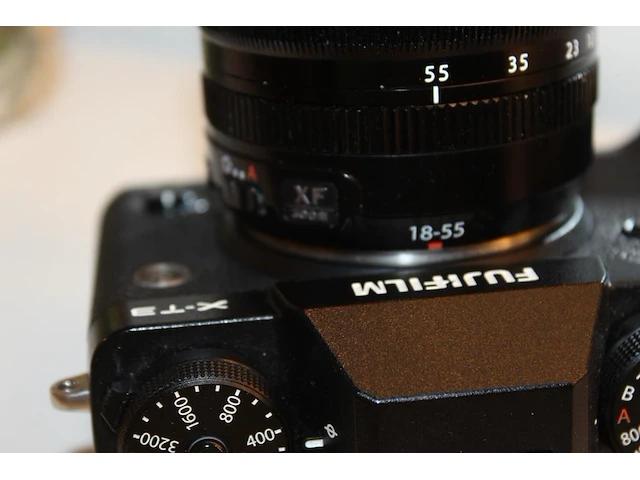 Digitale fotocamera fujifilm x-t3 met xf 18-55mm f2.8-4 r lm ois met twee accu's en lader. - afbeelding 3 van  5