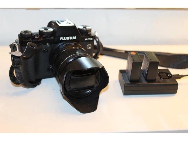 Digitale fotocamera fujifilm x-t3 met xf 18-55mm f2.8-4 r lm ois met twee accu's en lader. - afbeelding 1 van  7