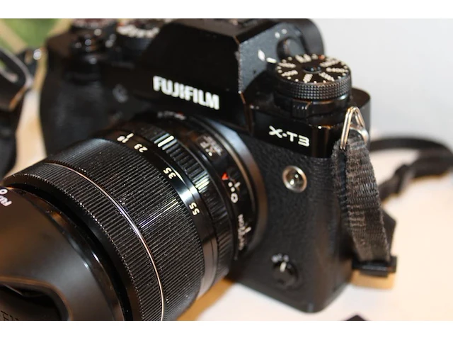 Digitale fotocamera fujifilm x-t3 met xf 18-55mm f2.8-4 r lm ois met twee accu's en lader. - afbeelding 2 van  7