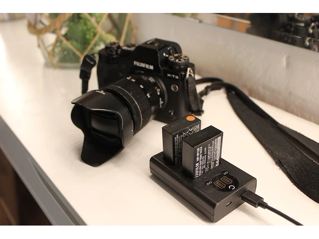 Digitale fotocamera fujifilm x-t3 met xf 18-55mm f2.8-4 r lm ois met twee accu's en lader. - afbeelding 3 van  7