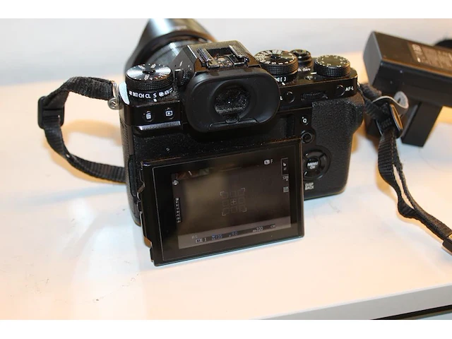 Digitale fotocamera fujifilm x-t3 met xf 18-55mm f2.8-4 r lm ois met twee accu's en lader. - afbeelding 5 van  7