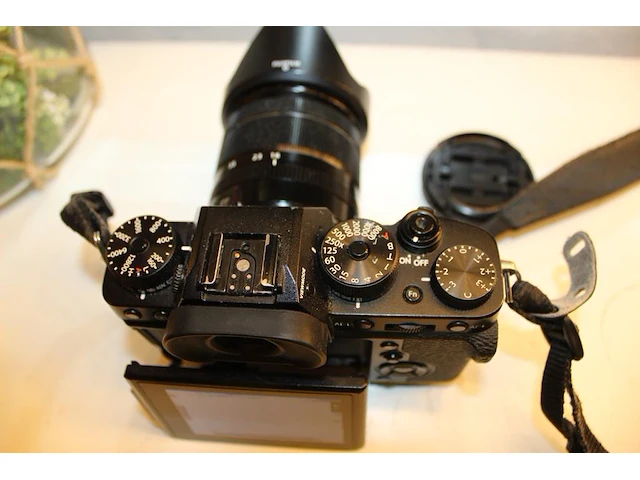Digitale fotocamera fujifilm x-t3 met xf 18-55mm f2.8-4 r lm ois met twee accu's en lader. - afbeelding 7 van  7