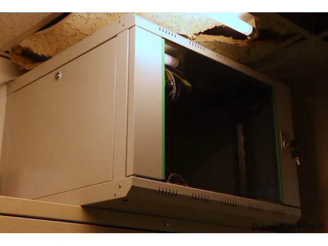 Digitus serverkast met sleutel & avaya switch - 60x60x42cm - afbeelding 1 van  3
