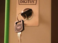 Digitus serverkast met sleutel & avaya switch - 60x60x42cm - afbeelding 3 van  3