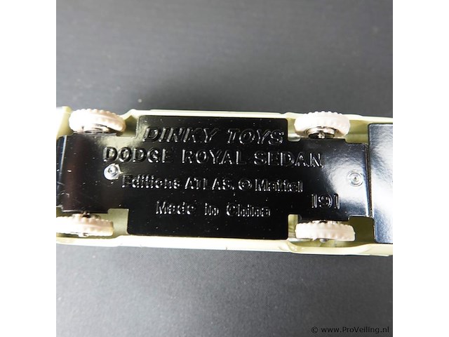 Dinky toys dodge royal sedan beige / blauw nr. 191 atlas in originele doos - afbeelding 5 van  5