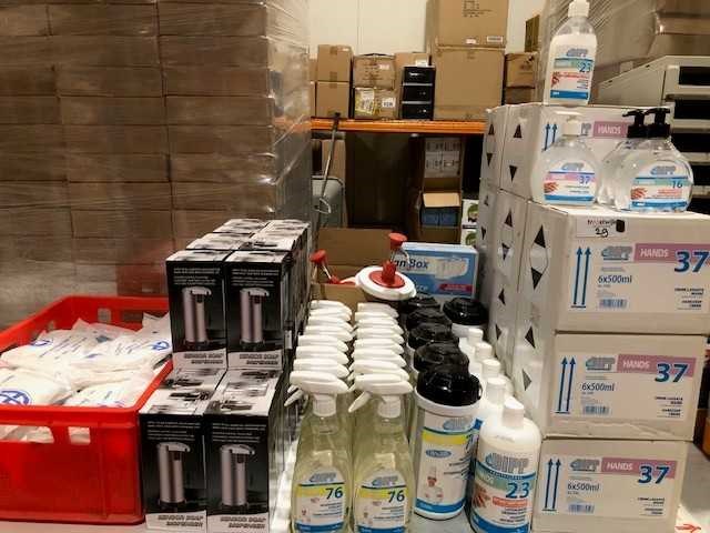 Dipp - partij diversen - schoonmaakmiddel, handschoenen en automatische zeepdispensers - afbeelding 1 van  9
