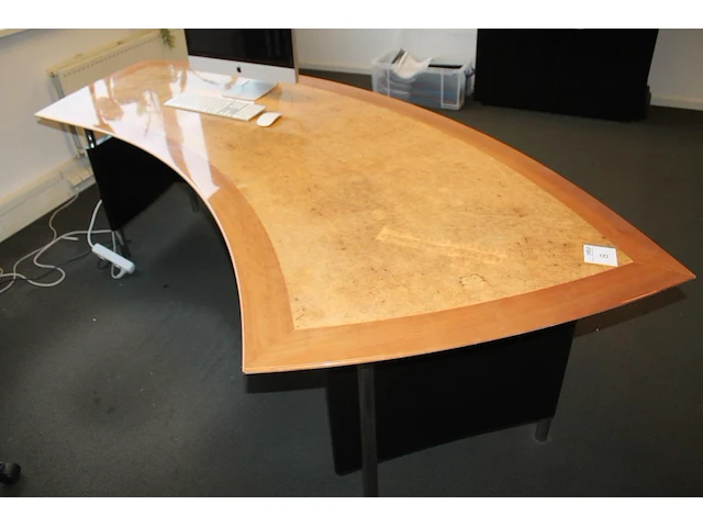Directiekantoorset bestaande uit gebogen bureau en vergadertafel. - afbeelding 1 van  4