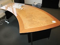 Directiekantoorset bestaande uit gebogen bureau en vergadertafel. - afbeelding 1 van  4
