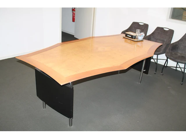 Directiekantoorset bestaande uit gebogen bureau en vergadertafel. - afbeelding 2 van  4