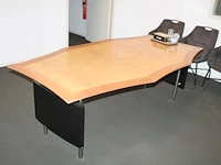Directiekantoorset bestaande uit gebogen bureau en vergadertafel. - afbeelding 2 van  4