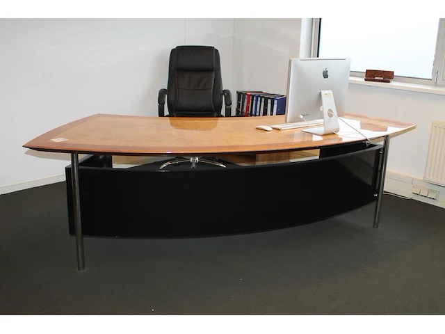 Directiekantoorset bestaande uit gebogen bureau en vergadertafel. - afbeelding 3 van  4