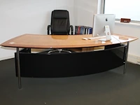 Directiekantoorset bestaande uit gebogen bureau en vergadertafel. - afbeelding 3 van  4