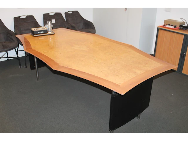 Directiekantoorset bestaande uit gebogen bureau en vergadertafel. - afbeelding 4 van  4