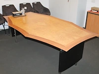 Directiekantoorset bestaande uit gebogen bureau en vergadertafel. - afbeelding 4 van  4