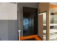 Display monitor met wandbeugel