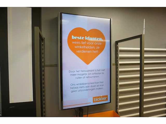 Display monitor met wandbeugel - afbeelding 1 van  3