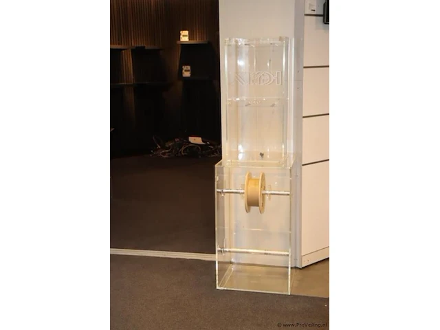 Displaykasten - 36x30x75cm (sleutel ontbreekt) & 47x40x81cm - afbeelding 1 van  5