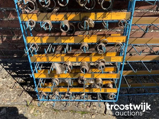 Displays gevuld met klepzittingen - afbeelding 4 van  4