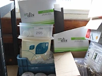 Disposables in vier dozen en drie kunststof kratten. - afbeelding 2 van  5