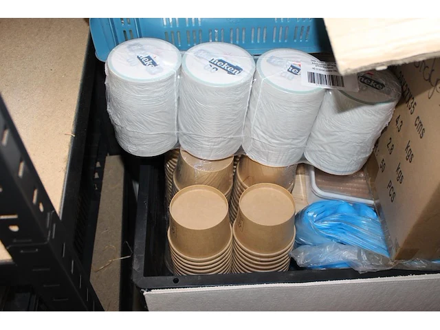 Disposables in vier dozen en drie kunststof kratten. - afbeelding 3 van  5