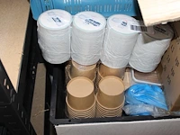 Disposables in vier dozen en drie kunststof kratten. - afbeelding 3 van  5
