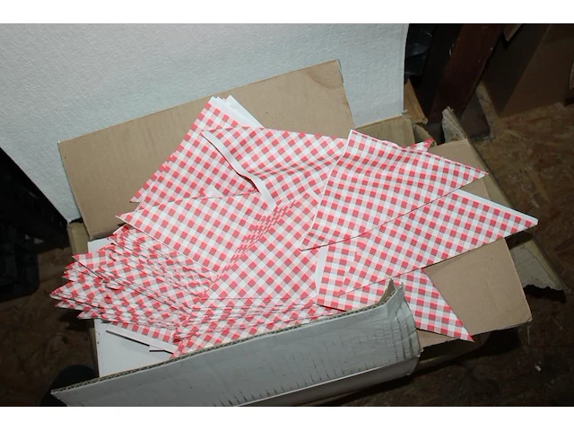Disposables in vier dozen en drie kunststof kratten. - afbeelding 4 van  5