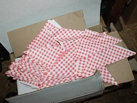 Disposables in vier dozen en drie kunststof kratten. - afbeelding 4 van  5