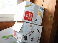 Disposables in vier dozen en drie kunststof kratten. - afbeelding 5 van  5