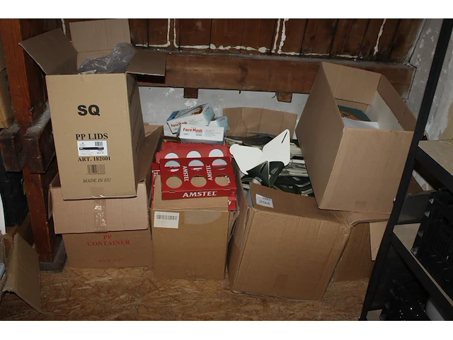 Disposables waaronder gezichtsmaskers, cadeauverpakkingen, bakjes, deksels en traytjes in zes dozen. - afbeelding 1 van  6